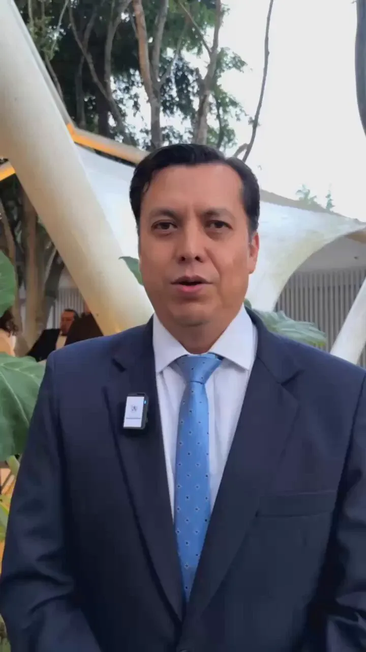 Puede ser una imagen de una o varias personas y sala de prensa