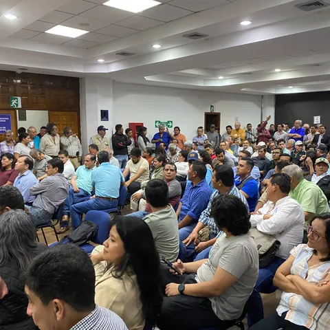 Colegiados reunidos en el auditorio del Colegio