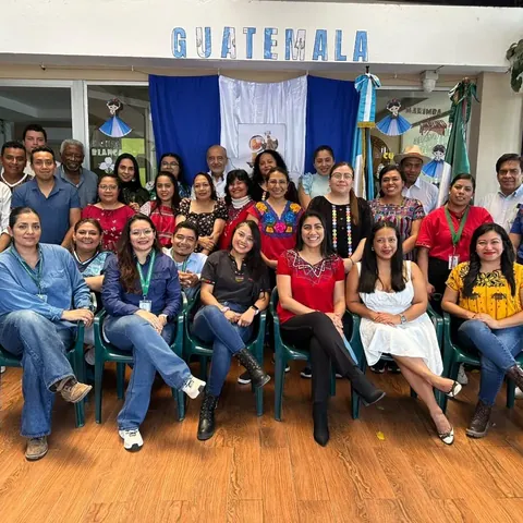 Grupo administrativo del CIAG con trajes típicos guatemaltecos