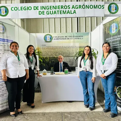Stand del Colegio de Ingenieros Agrónomos de Guatemala en una feria